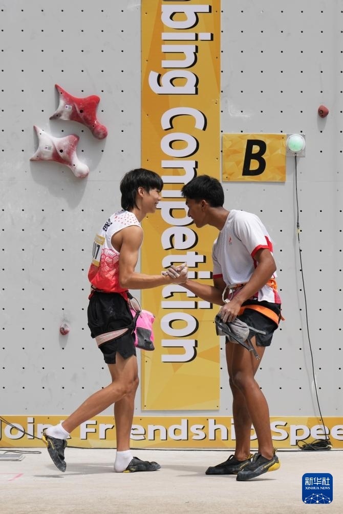 YZ, 岩队选手乐 YZ, 岩队选手乐