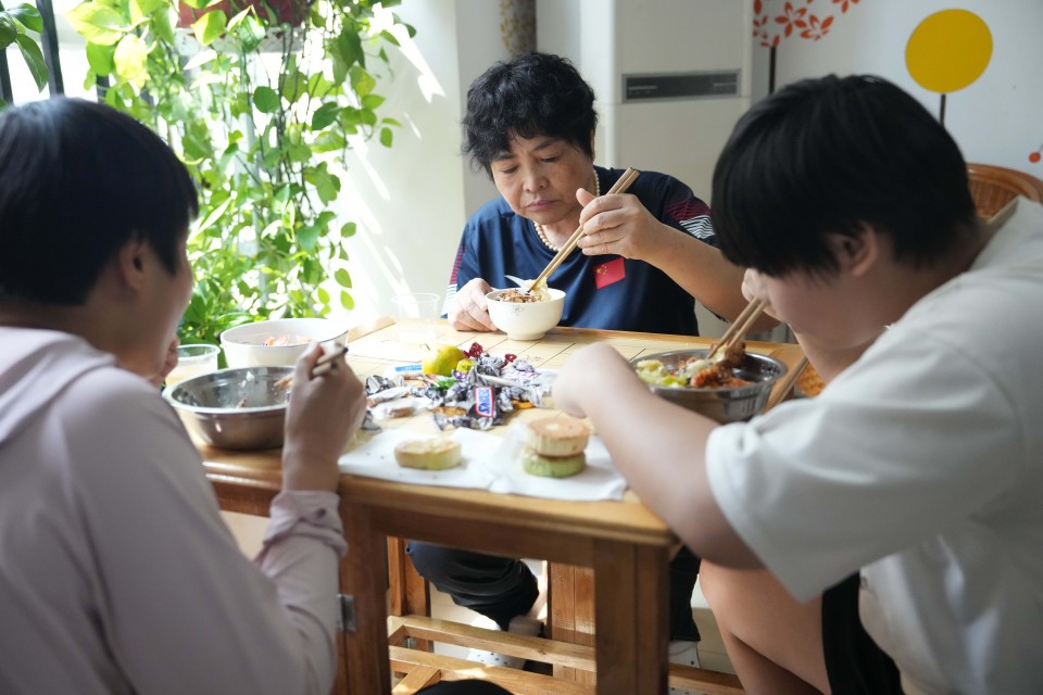 mlKoO, 她自筹经费